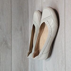 Earth Origins Women Betz Leather Loafer Sand white Slip on Clog shoes sz 9